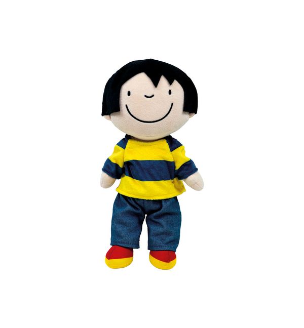 Anna knuffel van Kathleen Amant: zachte pop met zwart haar, geel-blauw gestreept shirt, blauwe broek en rode schoentjes