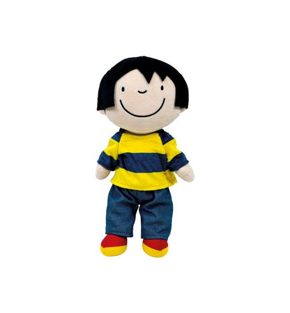 Anna knuffel van Kathleen Amant: zachte pop met zwart haar, geel-blauw gestreept shirt, blauwe broek en rode schoentjes